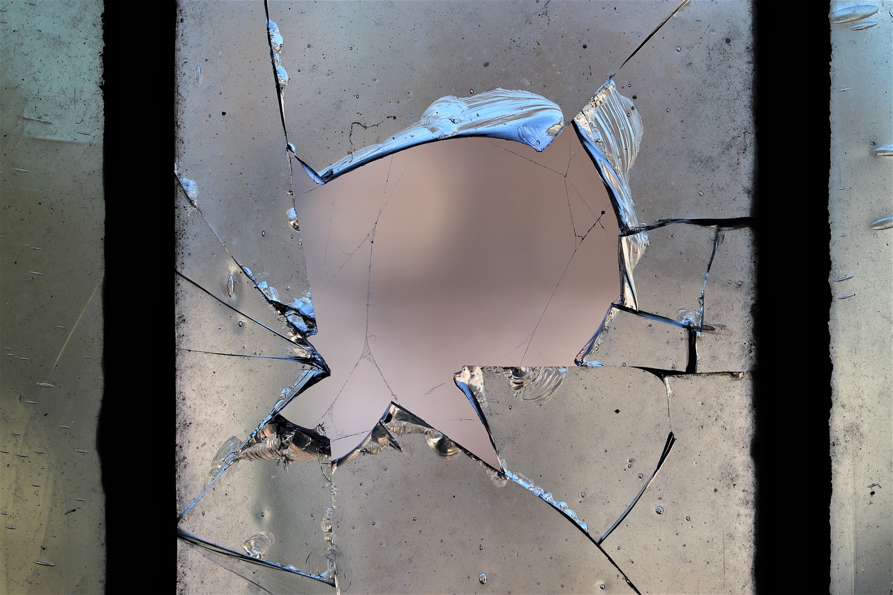 Les camùnbriuolages ont brisé une vitre pour pénétrer dans le pavillon - Illustration © Pixabay