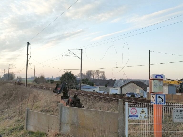 Un camion grue a endommagé les installations, provoquant une rupture de la caténaire à Bréauté, explique ce soir la SNCF - Photo © SNCF