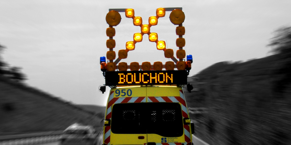 Poids-lourd en feu sur l'A13 en Seine-Maritime: trois kilomètres de ralentissement avant Oissel