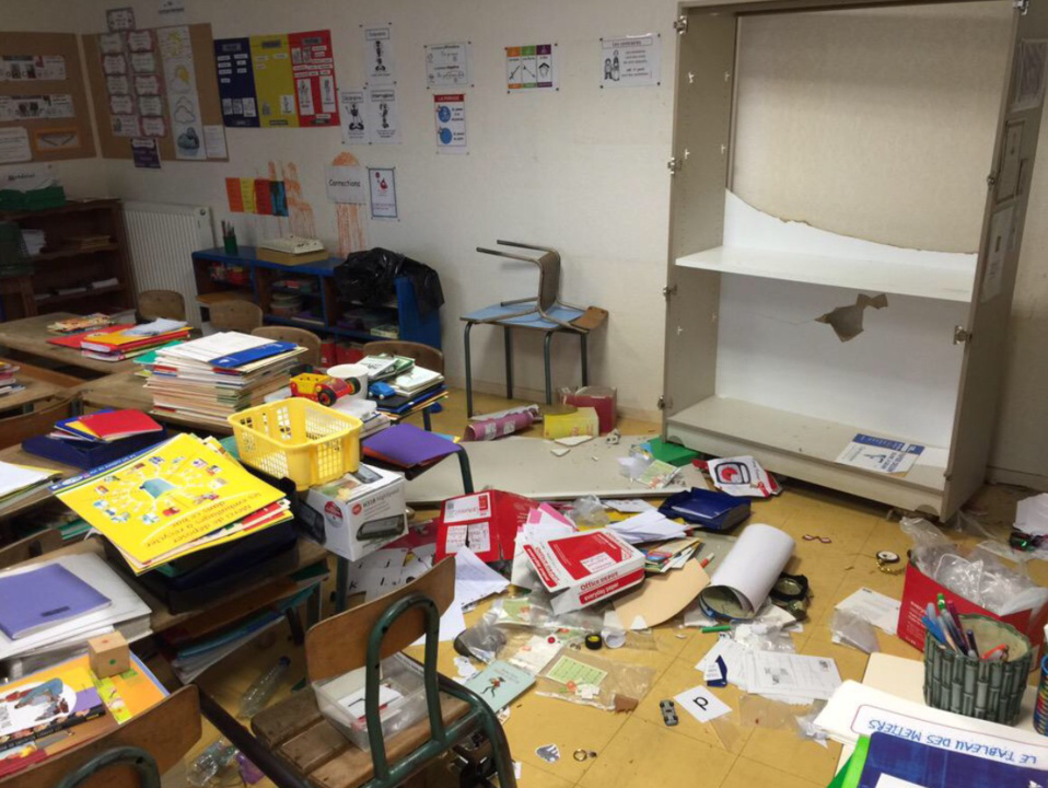 Les vandales n'y sont pas allés de main morte à voir l'état de cette salle de classe (photo @Mairie de Vernon/Twitter)