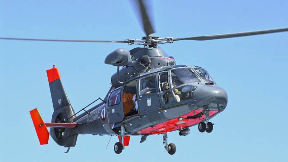 La personneâgée a été héliportée par l'hélico de la Marine nationale vers l'hôpital de Granville ( Photo Marine nationale)