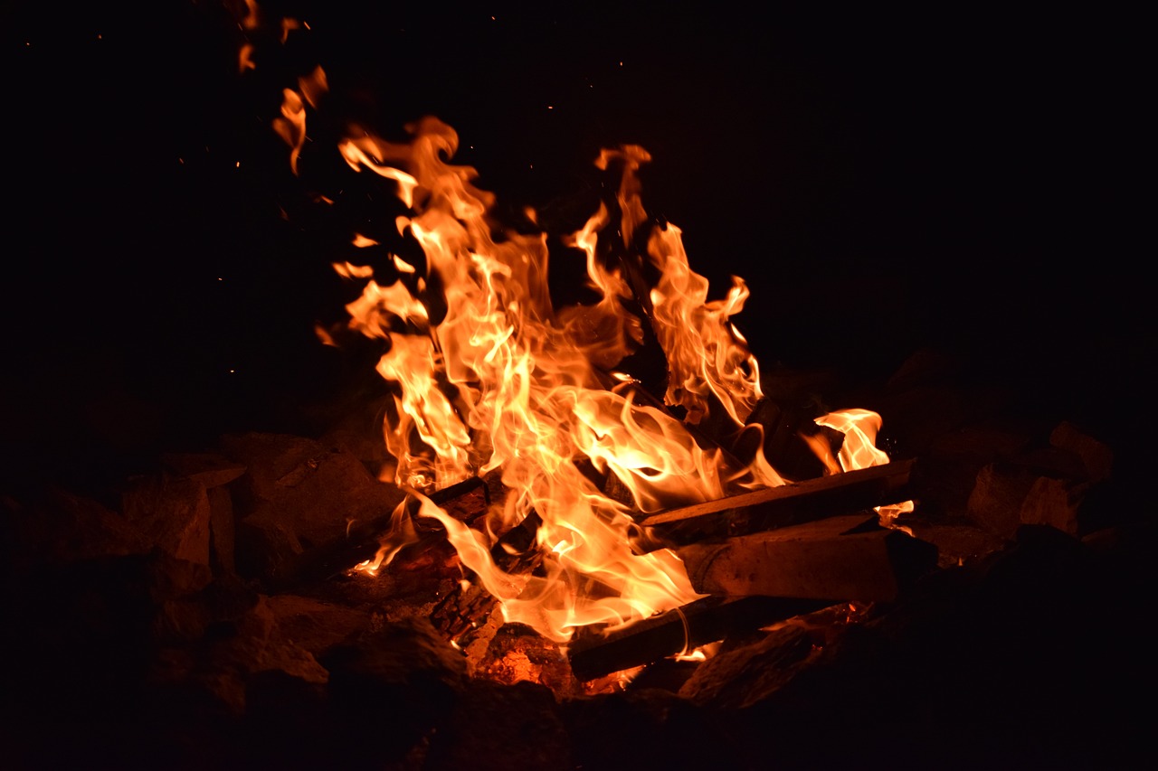 Comment le tas de bois s'est-il enflammé dans la nuit ? Illustration © Pïxabay