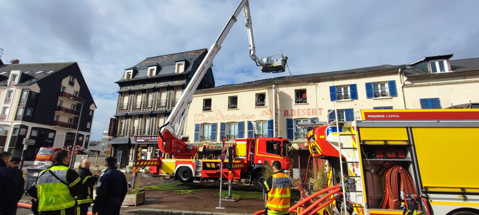 Soixante et un sapeurs-pompiers équipés de nombreux engins ont été mobilisés sur le lieu de l'incendie au plus fort du sinistre - Photo publiée sur le compte X ©Prefet27
