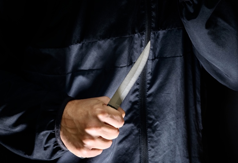 L'homme a tenté de se débarrasser d'un couteau de chasse à la vue des policiers - Illustration