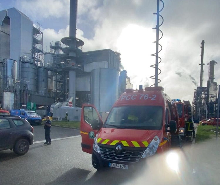37 sapeurs-pompiers ont été engagés sur le lieu de l'incendie où des opérations de longue durée sont prévues  - Photo © Etienne Poixblanc - Expert reporter d'images/ Sdis76