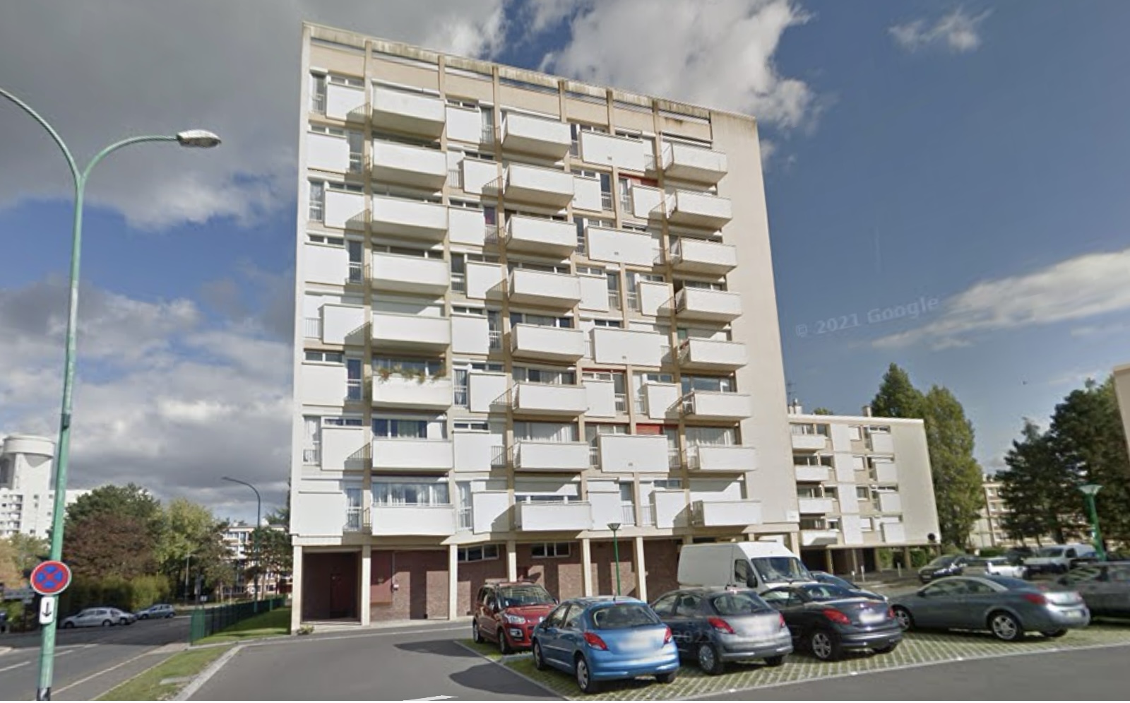 Le jeune homme a chuté dans le vide d’un balcon situé au quatrième étage - illustration @ Google Maps