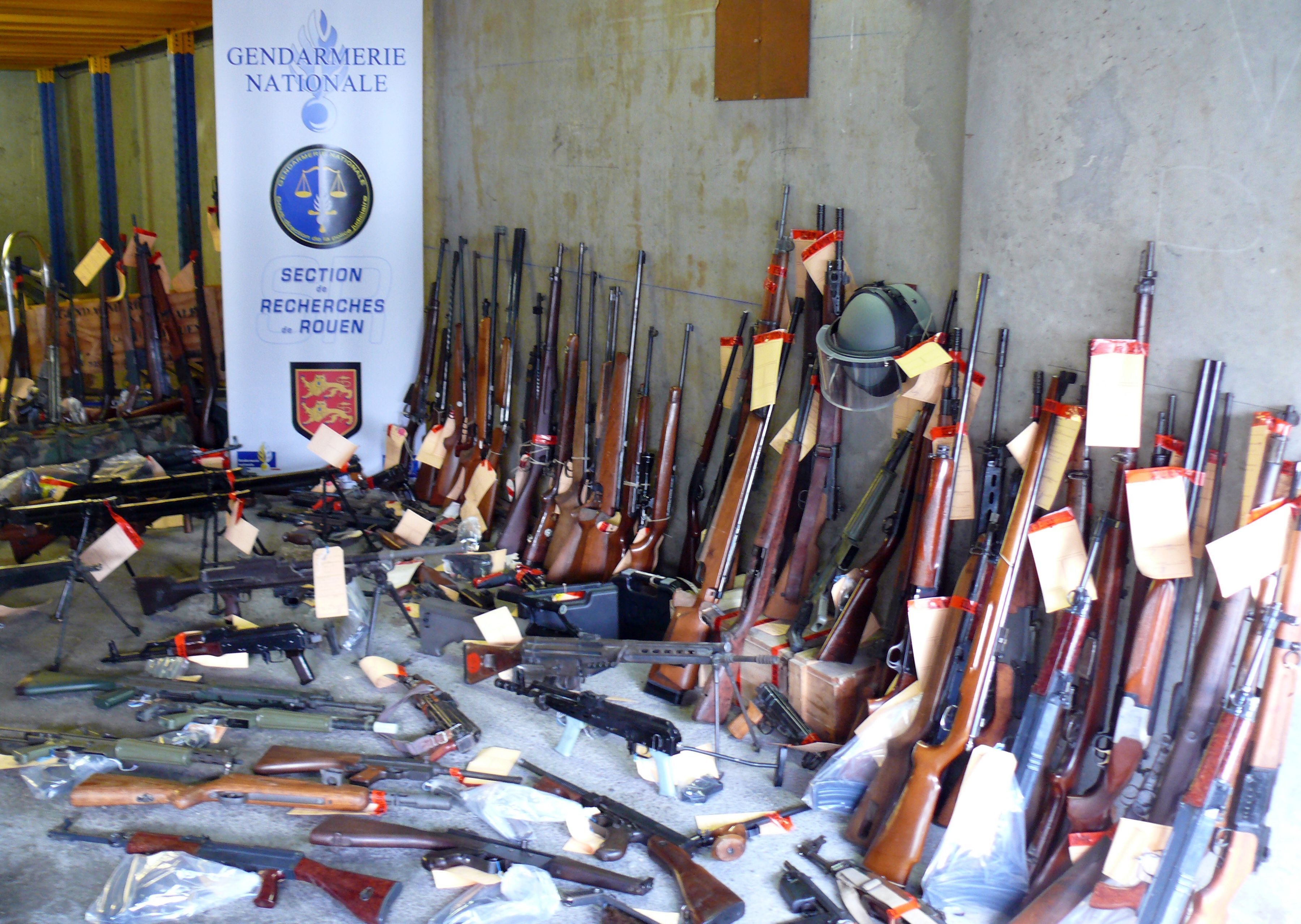 Une partie des armes et des munitions saisies lors de l'opération des gendarmes (@Gendarmerie)
