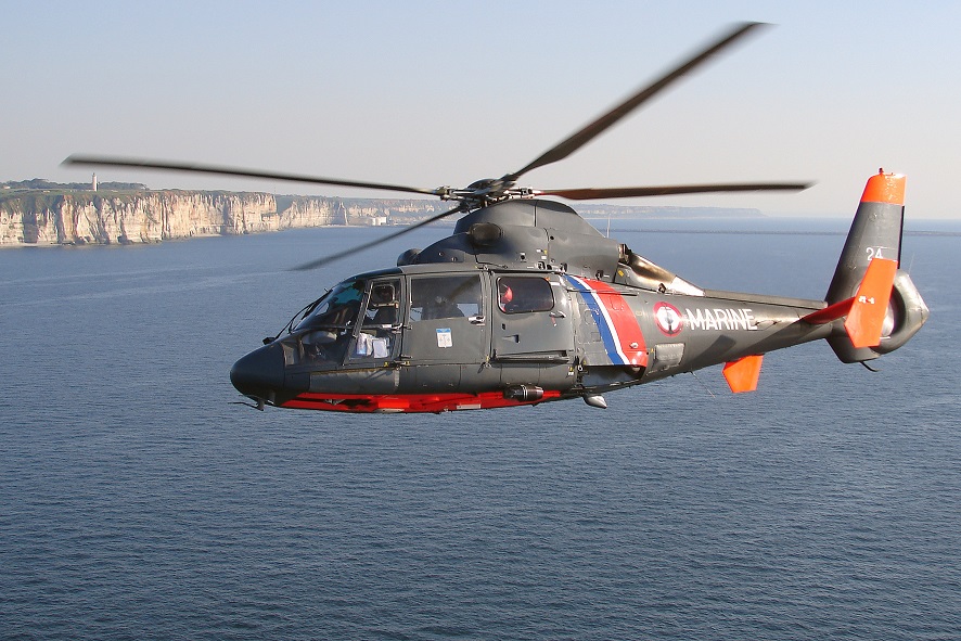 L'hélicoptère Dauphin de la Marine nationale bas au Touquet (@Marine nationale)