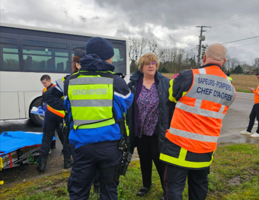 La sous-préfète Béatrice Steffan s'est rendue sur place afin d'évaluer la situation. Elle a tenu à cette occasion à remercier l'ensemble des services mobilisés dans la prise en charge des personnes impliquées.- Photo © Préfecture76/Facebook