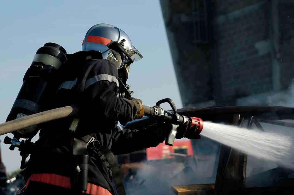 Une quinzaine de soldats du feu sont intervenus pour circonscrtire l'incendie à l'aide de deux lances à eau - Illustration © Adobe Stock