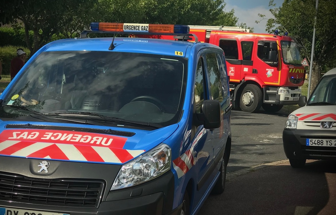 Un périmètre de sécurité a été mis en place par les sapeurs-pompiers qui ont déployé une lance à incendie en protection - Illustration © infonormandie