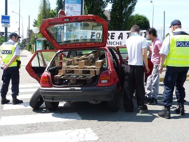 Le jeune homme qui conduisait cette voiture (Ford Fiesta) a été interpellé pour défaut de permis (Photo@DDSP)