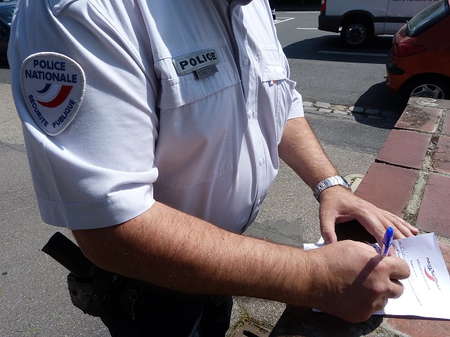 Les policiers qui constataient une fenêtre ou une porte de garage laissée ouverte en l'absence des occupants avaient pour mission de déposer une mise en garde dans la boite aux lettres de la maison (@DDSP)