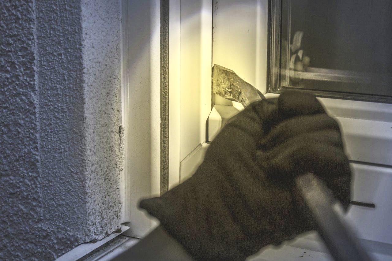 Pour s'introduire dans les lieux, les cambrioleurs ont fracturé la porte d'entrée - Illustration © Pixabay