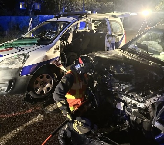 Le véhicule de police a été violemment percuté par la Mercedes dont le conducteur refusait de s’arrêter à un contrôle routier à Val-de-Reuil - Photo @ Police nationale/X
