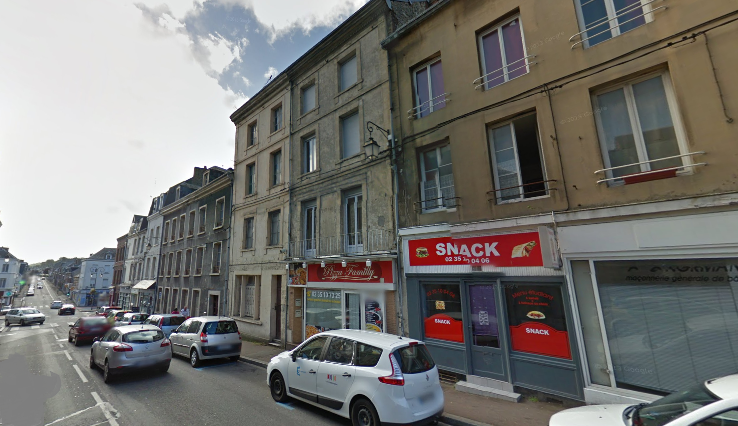 La victime, blessée à la tête, a été découverte au pied de son immeuble au 26, rue des Forts à Fécamp (@illustration)