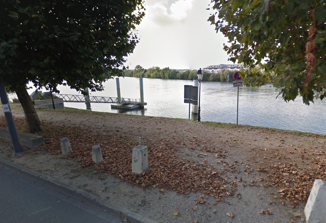 Le quinquagénaire a été repêché par le fonctionnaire de police à proximité de ce ponton, à hauteur de la rue du Bac (Illustration Google Maps)
