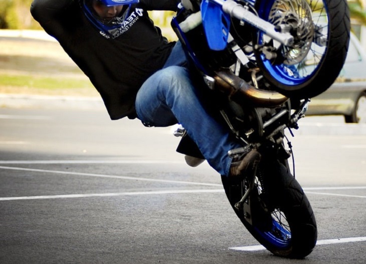 Le jeune homme faisait du rodéo quand il a été repéré par les policiers - illustration @ Abode Stock