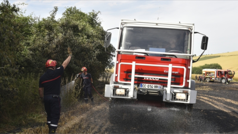 Depuis le début de la sécheresse, les pompiers des Yvelines sont très sollicités pour intervenir sur des feux de récoltes, de chaume ou de broussailles (illustration@Sdis78)