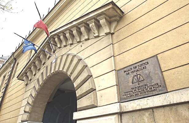 Yvelines : deux policiers pris à partie par un prévenu au tribunal de Versailles