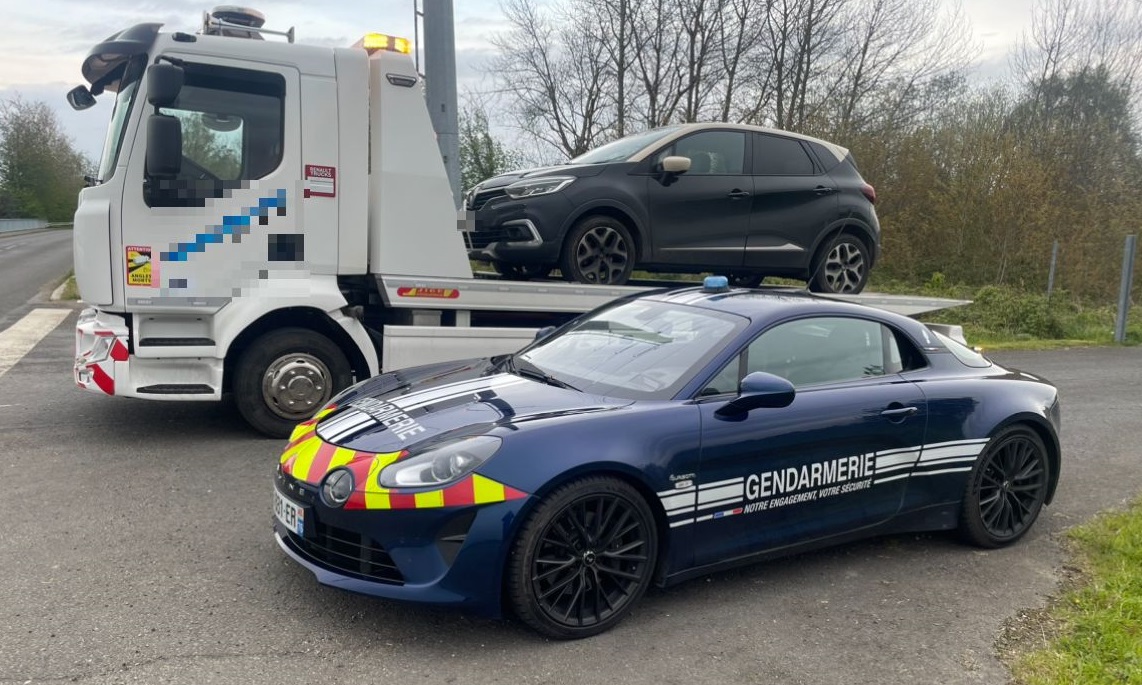 La Renault Captur est repartie sur un plateau, direction la fourrière - Photo © Gendarmerie76