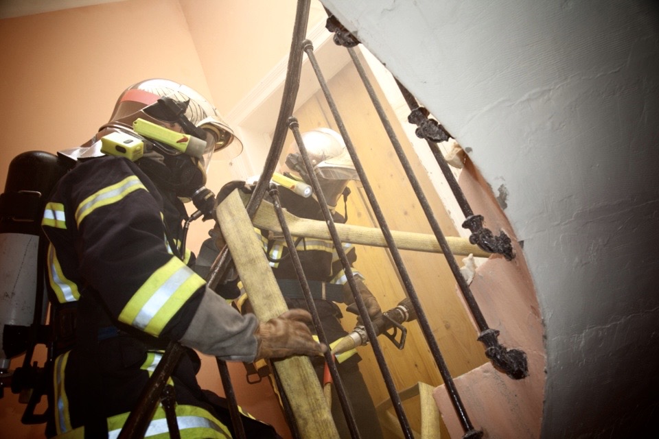 Les sapeurs-pompiers l’ont éteint le feu a l’aide d’une lance à incendie - illustration @ Adobe Stock