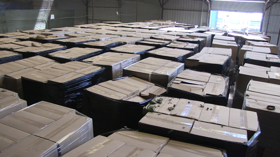 Dans l'entrepôt, les douaniers ont découvert plus de 40 tonnes de café conditionnés dans des cartons prêts à être livrés (Photos @Douanes françaises)