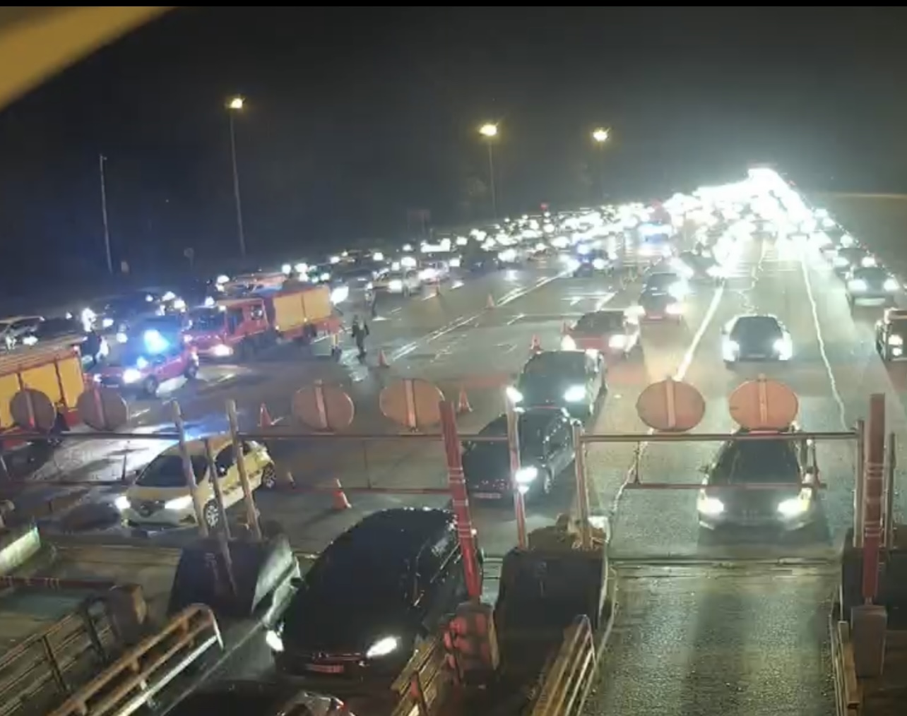 Le péage d’Heudebouville (Eure) à 23 heures était toujours paralysé dans le sens Paris vers Caen / capture d’écran vidéo A13