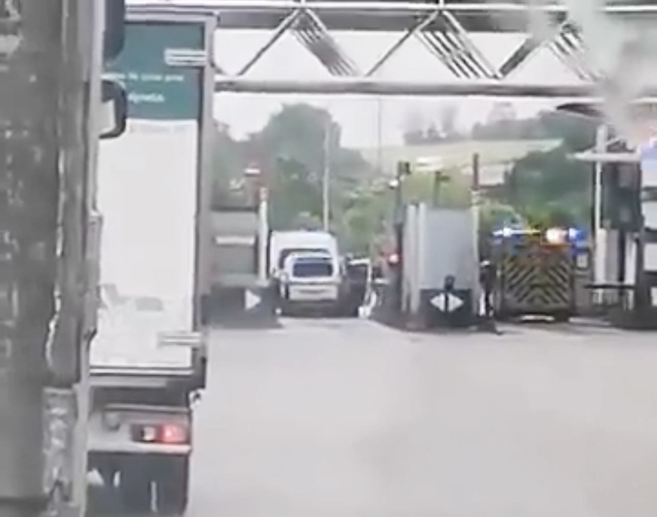 Image filmée par un automobiliste peu après l'attaque du fourgon cellulaire au péage d'Incarville (Eure) - Document extrait d'une vidéo publiée sur X
