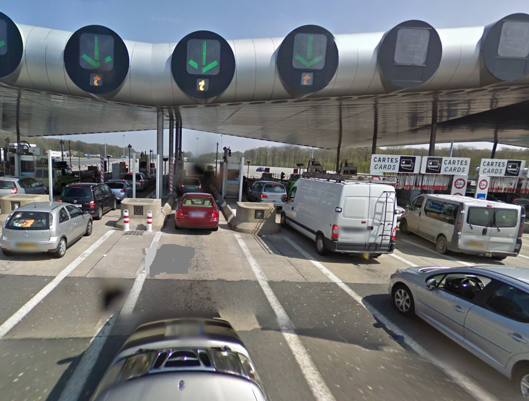 Illustration. La barrière de péage de Saint-Arnoult-en-Yvelines, sur l'A10