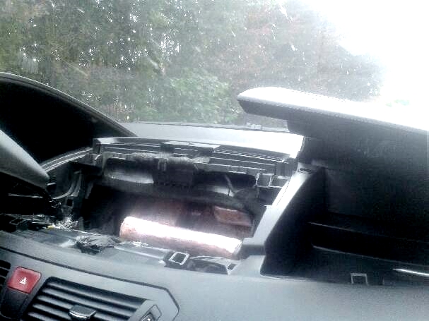 La cocaïne conditionnée sous plastique était dissimulée en partie dans le tableau de bord du véhicule (Photo @Douane)