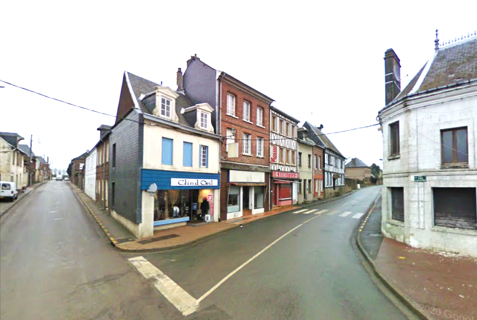 Le feu s'est déclaré en début d'après-midi dans un de ces immeubles situés route de Sommery. Il s'est rapidement propagé, y compris aux trois commerces en rez-de-chaussée - Illustration © Google Maps