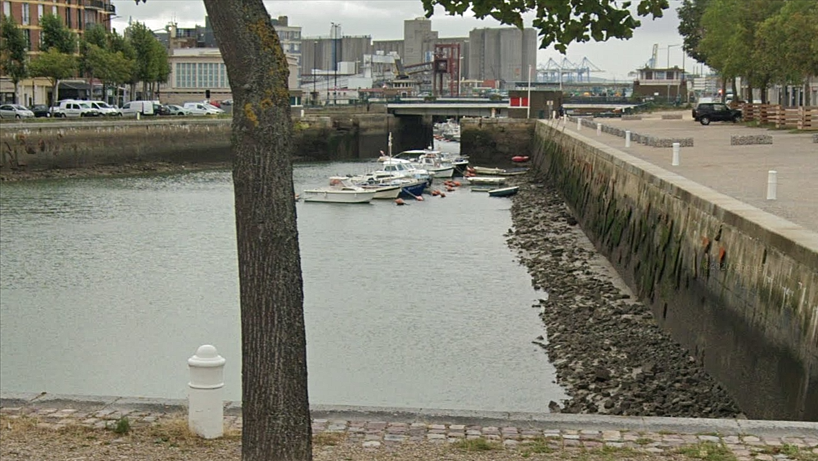 Le quinquagénaire a fait une chute de 5 mètres sur les rochers du bassin à marée basse - Illustration © Google Maps