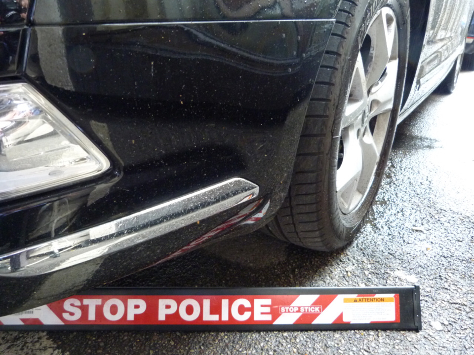 Pour contraindre le fuyard à s'arrêter, les policiers ont dû faire usage de la herse Diva "stop stick", un dispositif qui permet de crever les pneus sans mettre en danger la vie du chauffard