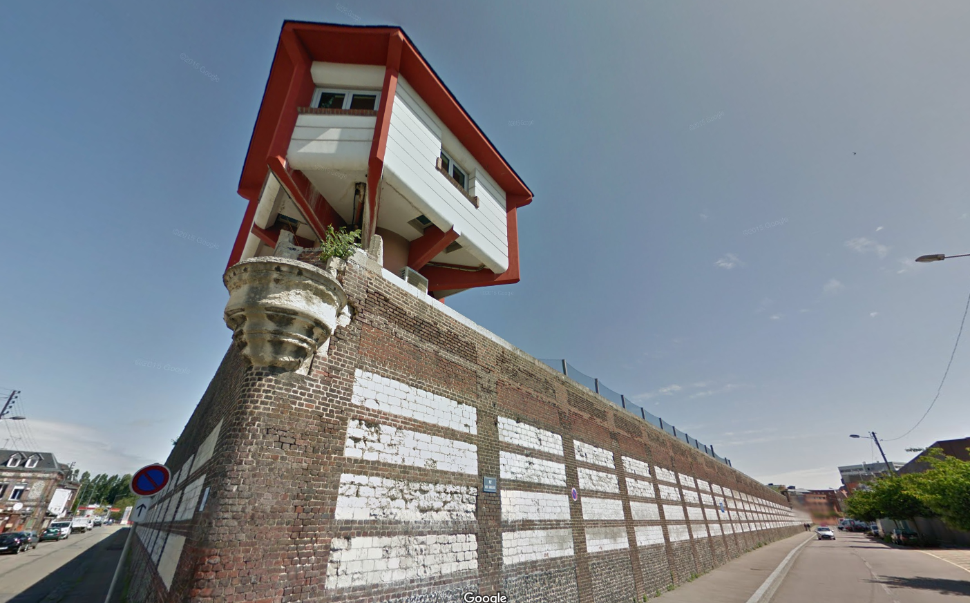 Le parachutage d'objets les plus divers (drogue, téléphone portable, nourriture...) est un phénomène que connaissent toutes les prisons françaises. Photo d'illustration de la maison d'arrêt de Rouen @Google Maps