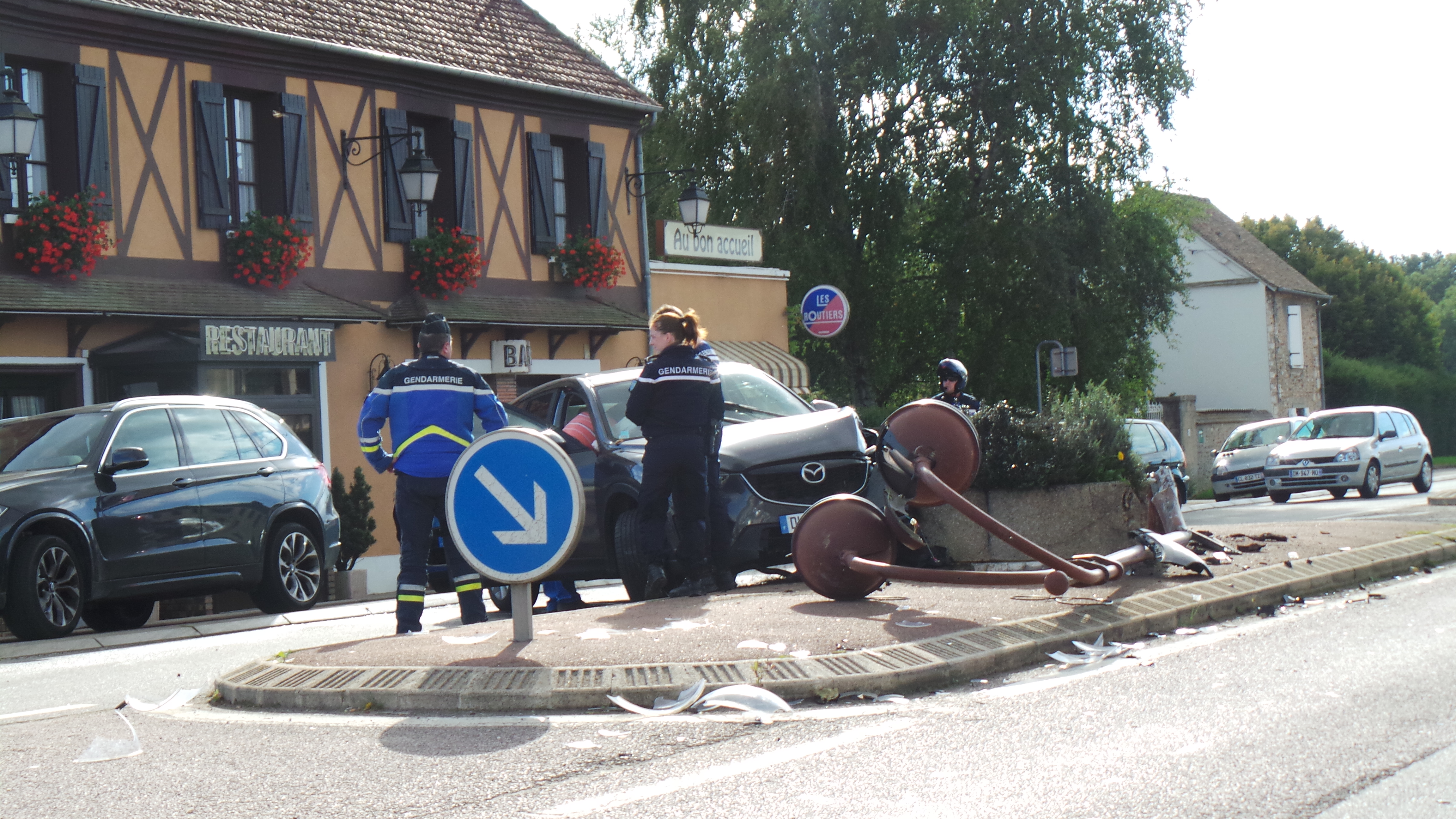 Perte de contrôle sur la N13 à Chaufour-lès-Bonnières : le véhicule arrache un lampadaire
