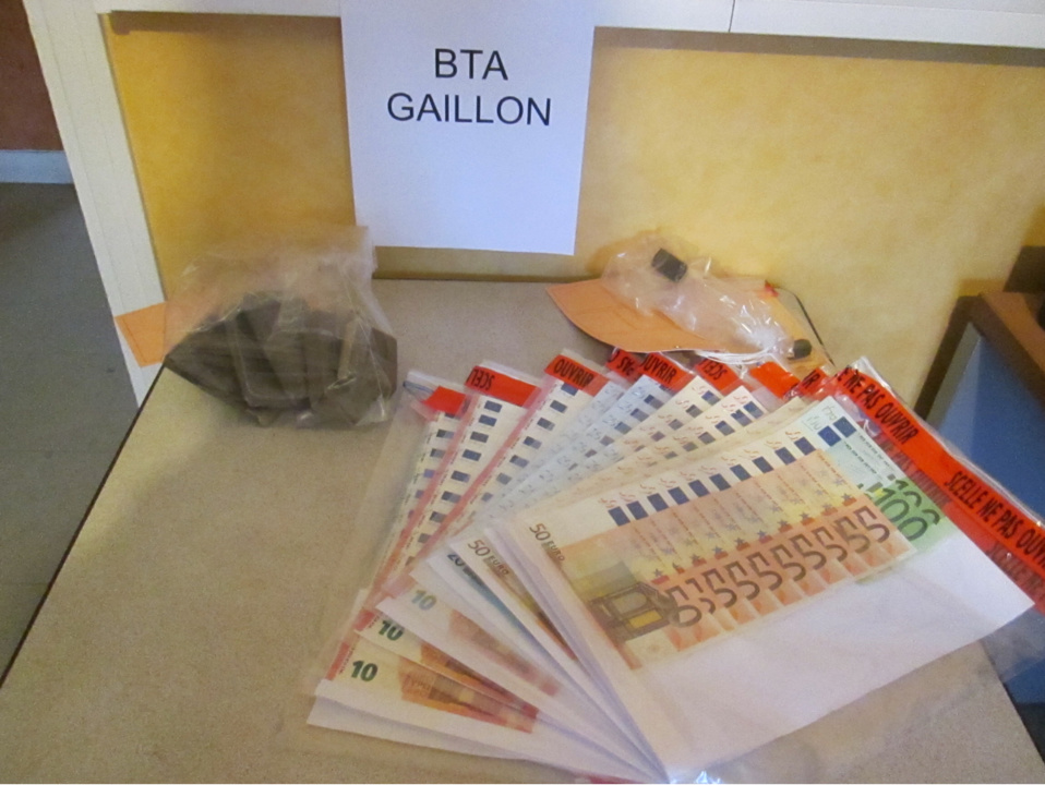 La drogue et l'argent saisis au domicile du trafiquant à Gasny ont été placés sous scellés (Photo @Gendarmerie)