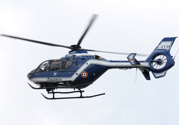 Un hélicoptère de la gendarmerie a prêté main forte aux policiers qui ont investi le camp des gens du voyage (Photo d'illustration)