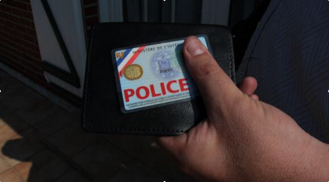 La nouvelle carte de police a le format d'une carte bancaire, est équipée d'une puce électronique et est plastifiée (Photo d'illustration)