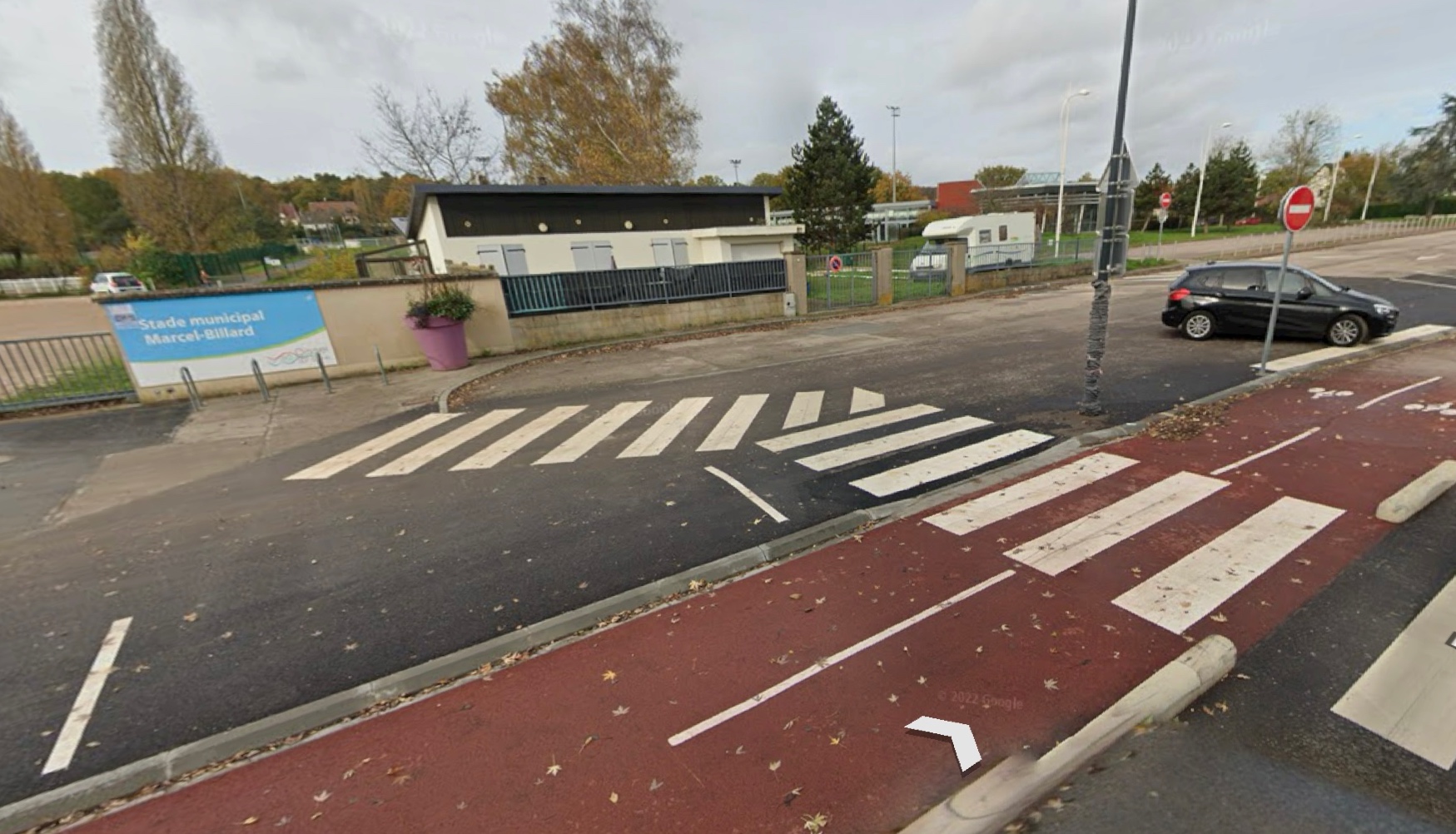Philippe Piednoel était gardien du stade de Oissel. Il a été mortellement percuté par un automobiliste au moment où il traversait un passage piéton - illustration Google Maps