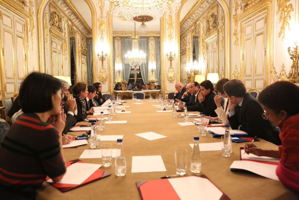 François Hollande a réuni à minuit un conseil des ministres extraordinaire pour prendre une série de mesures exceptionnelles