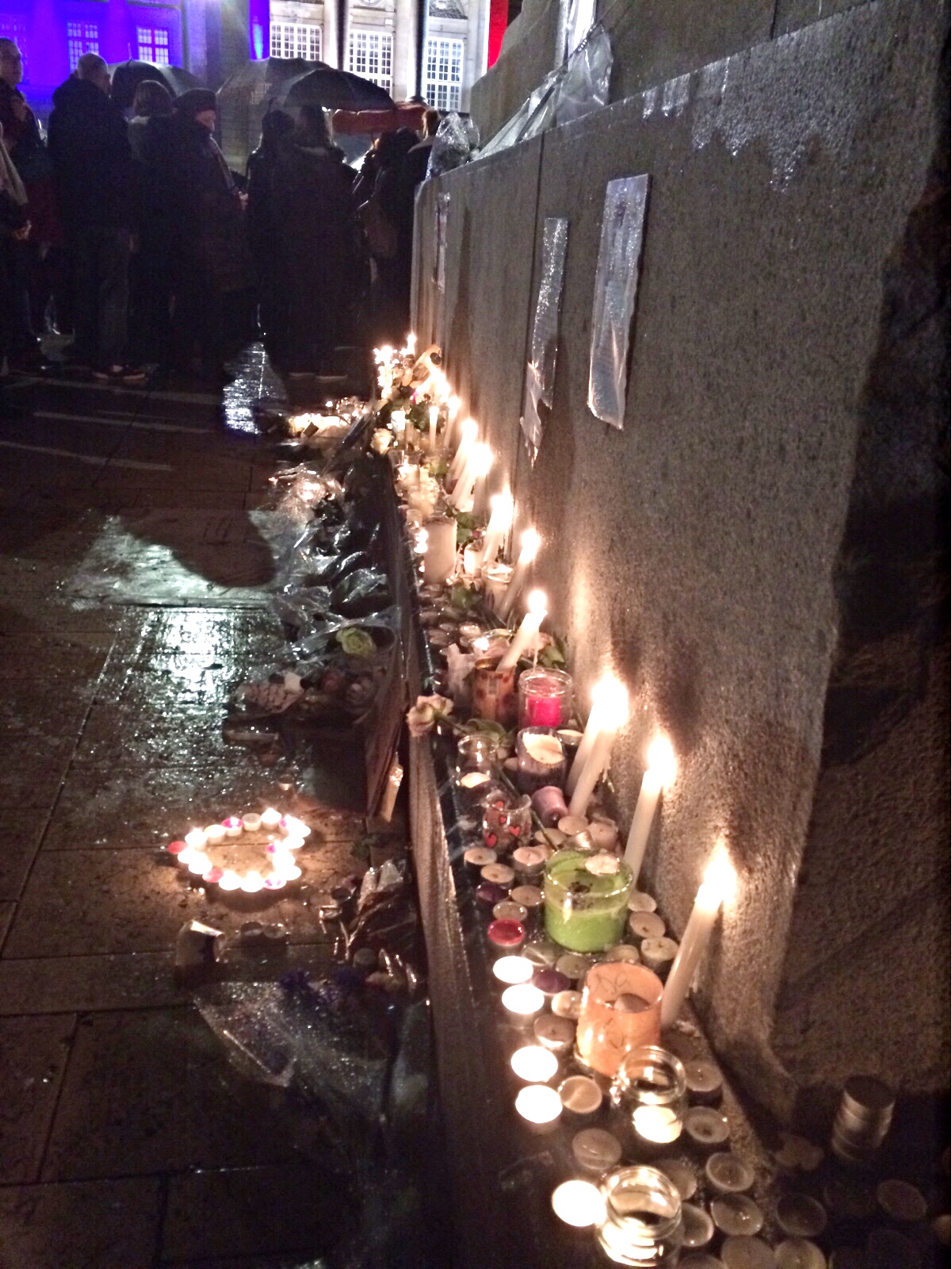 Hommage aux victimes des attentats ce soir à Rouen : 5000 personnes devant l'hôtel de ville