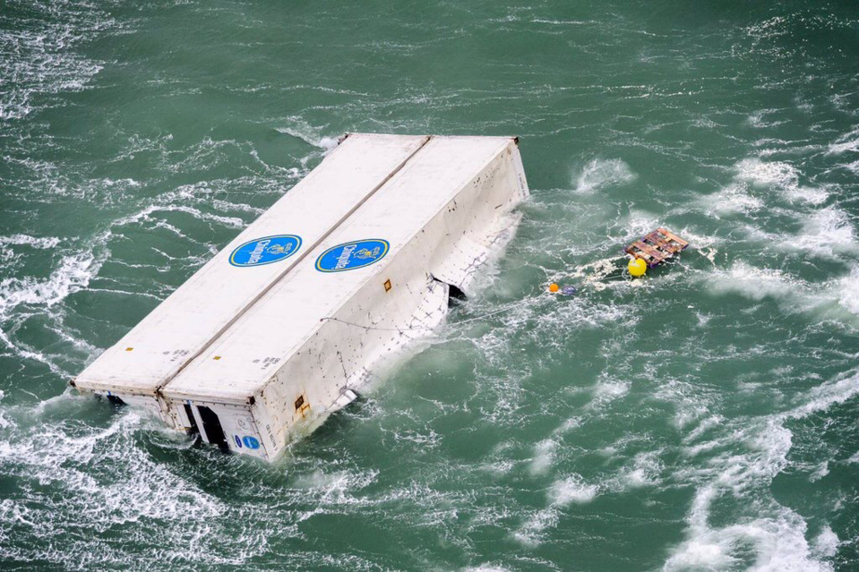 Des conteneurs tombés à la mer dérivent au large du Pas-de-Calais 