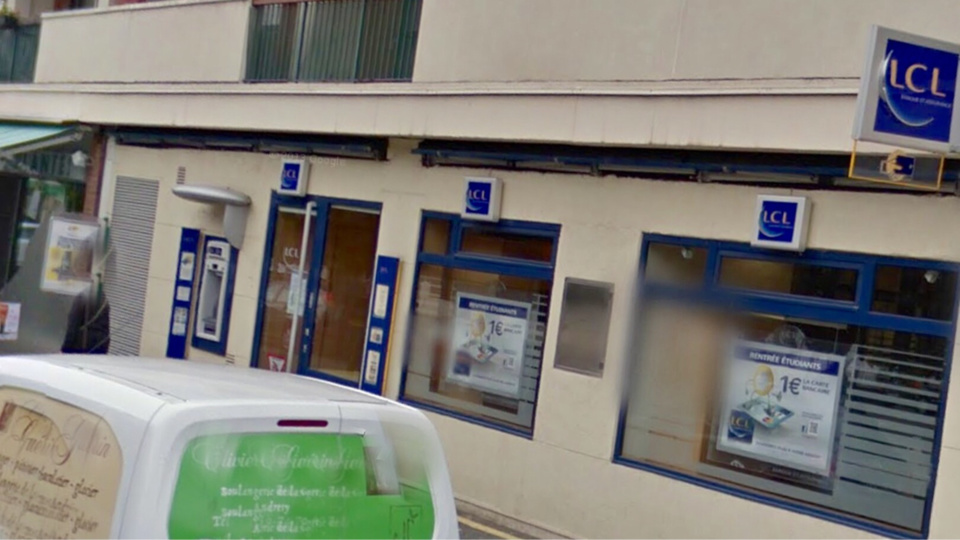 Le commerçant allait déposer sa recette à sa banque, lorsqu'il a été agressé par deux individus (Google Maps)