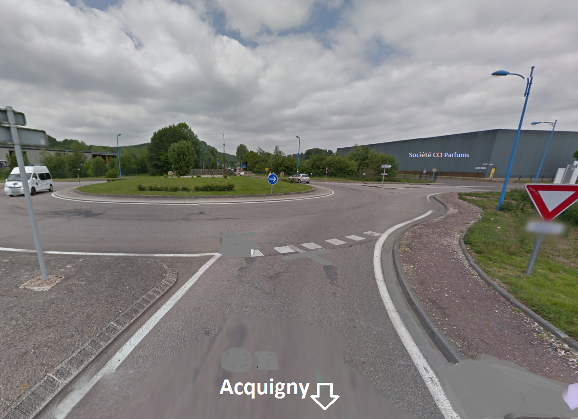 Selon les constatations, la BMW arrivait d'Acquigny lorsqu'elle aurait percuté la bordure du rond-point, continué sa route tout droit avant de franchir un fossé et de se retrouver dans l'enceinte de la société CCI Parfums, en direction de Louviers