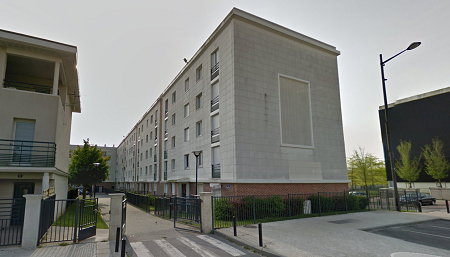 Les membres de la famille et les amis de l'adolescente se sont recueillis au pied de l'immeuble où elle habitait et a trouvé la mort