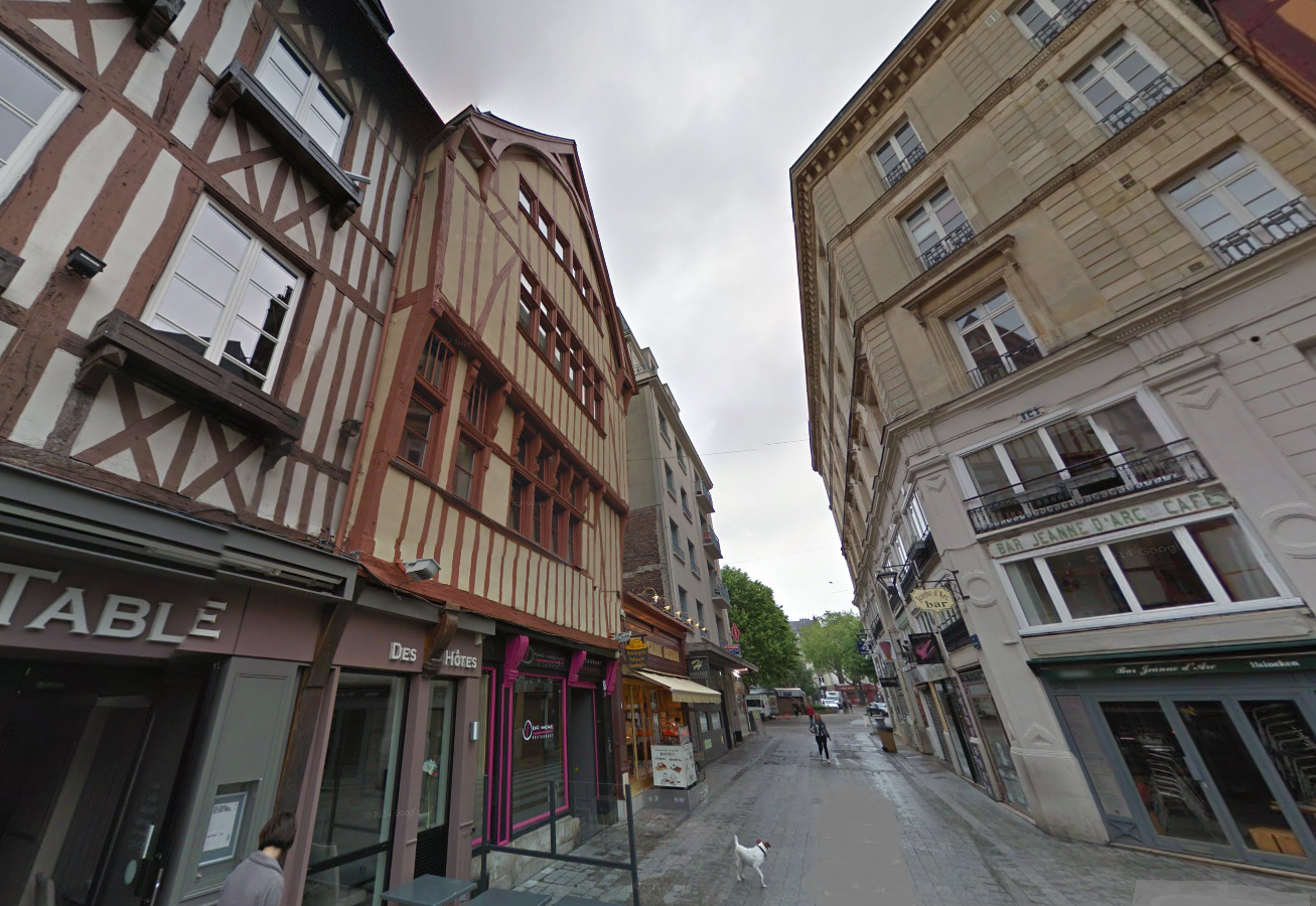 C'est dans un appartement de cet immeuble de style normand (à gauche) situé 25, place de la Pucelle que les deux jeunes gens ont été retrouvés sans vie (@Google Maps)