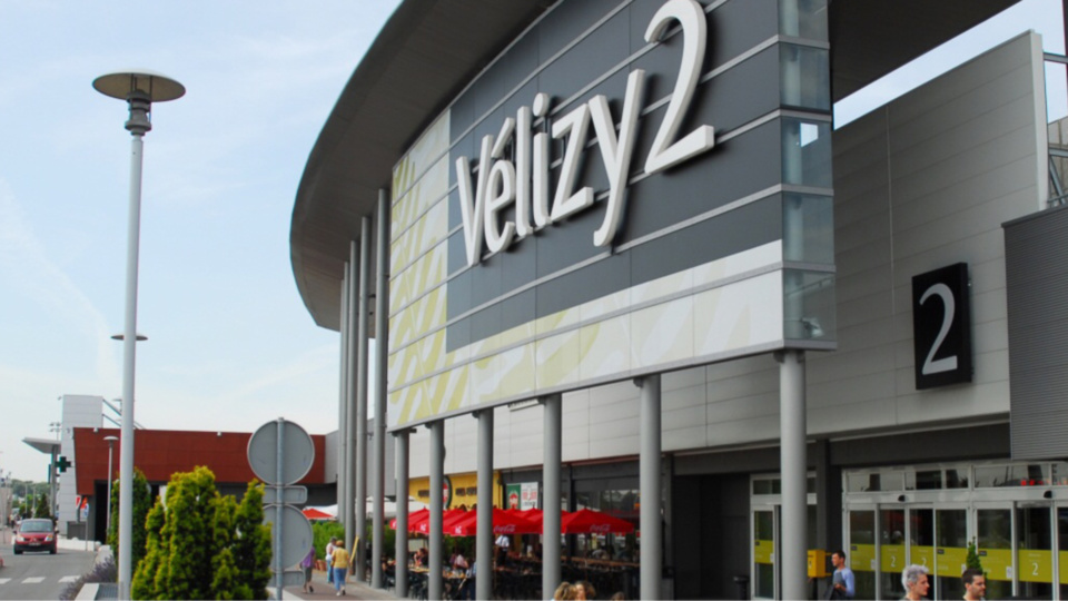 L'automobiliste trop pressé a renversé les deux agents de sécurité qui proécdaient à la réglation sur le parking de Vélizy II (Illustration)