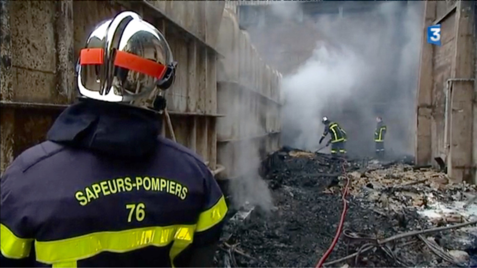 Le feu a détruit 2000 m2 d'entrepôts ( photo @France 3/Laurent Lagneau)