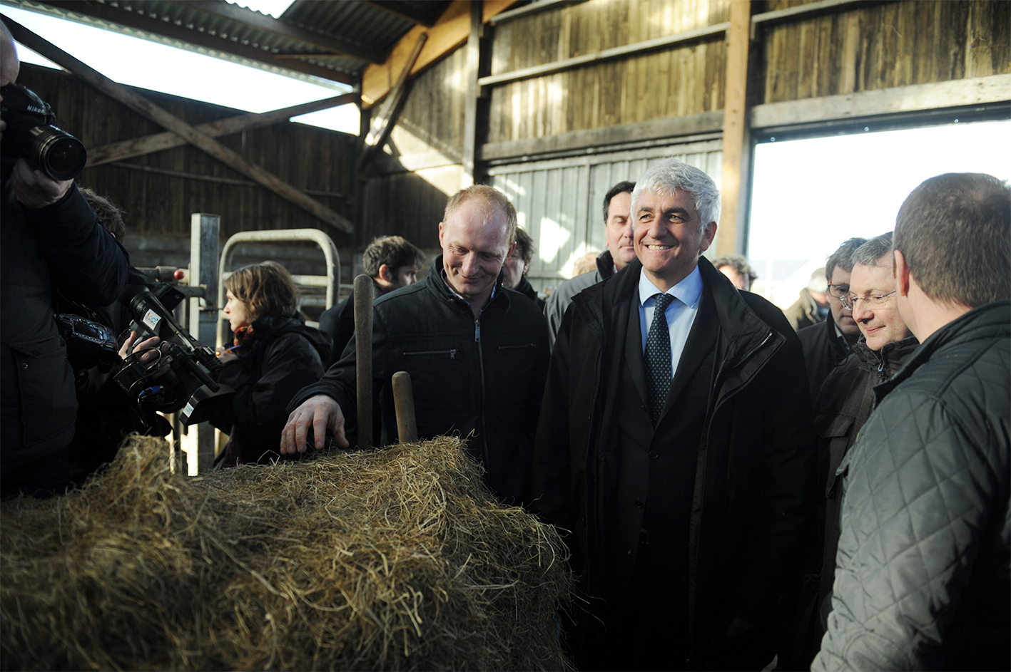 Le président de la Région Normandie a profité de la visite d'une exploitation laitière dans la Manche, ce jeudi matin, pour dévoiler une série de mesures en faveur de l'agriculture régionale (Photo@DR)